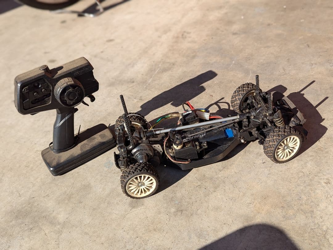 ホビーラジコン ブラックシャーシ ホワイトホイール