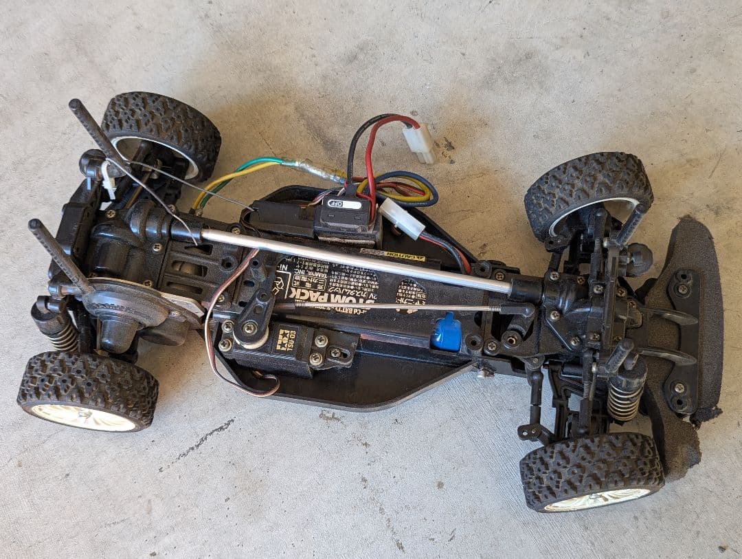 ホビーラジコン ブラックシャーシ ホワイトホイール