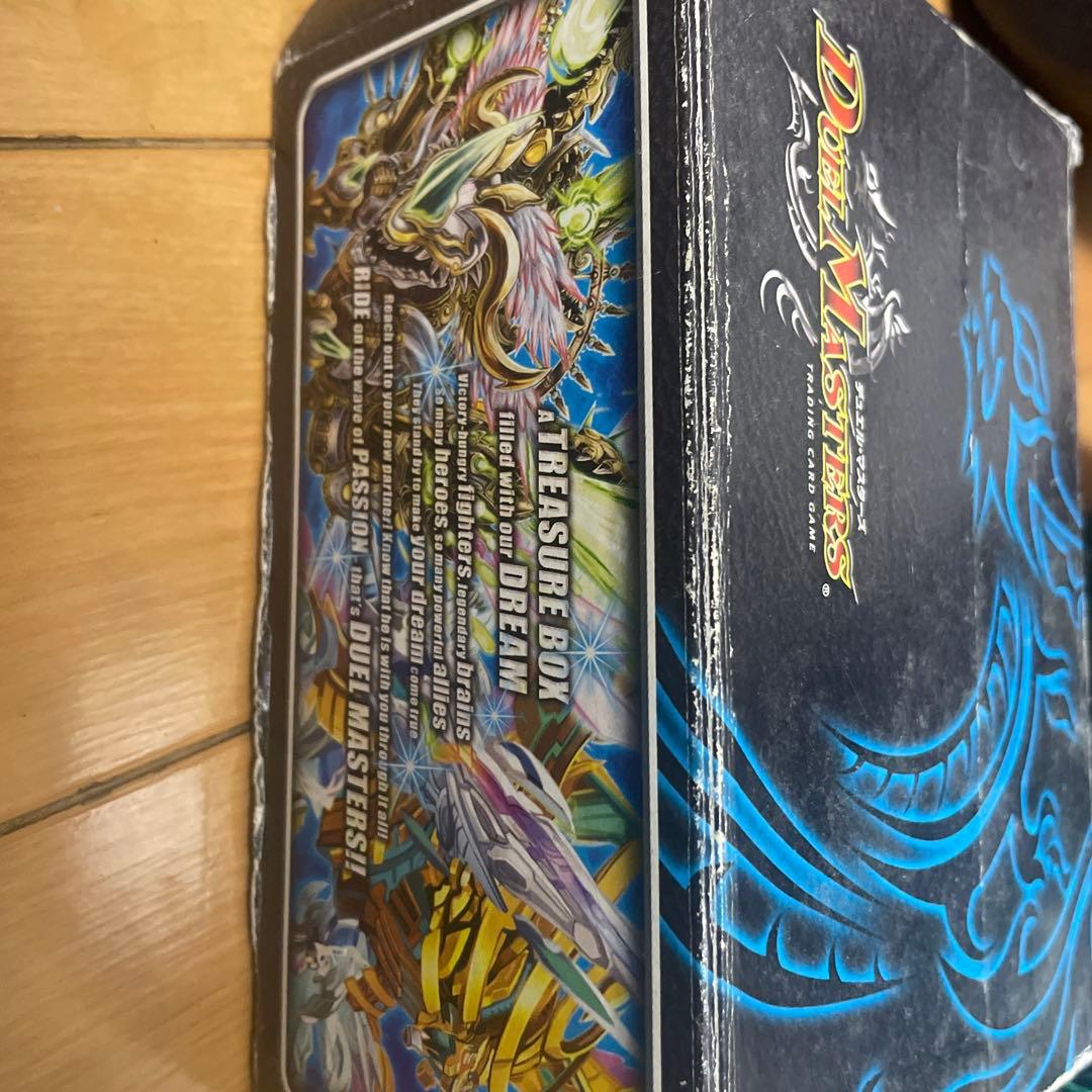 デュエマカード、中身はバラバラで色々なカードが入ってます。