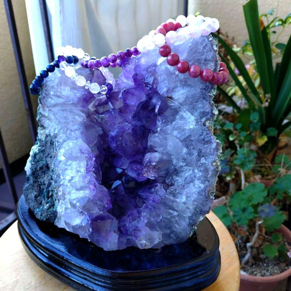 【割引大特価】☆高透明☆ブラジル産アメジストクラスター　約5.5Kg　台座付き！