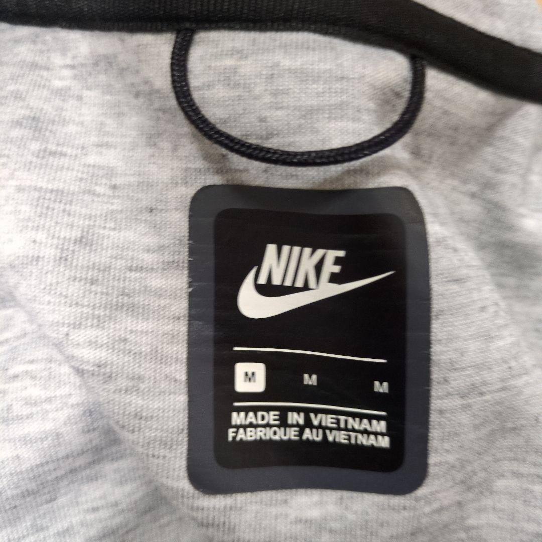 NIKEテックフリースグレー