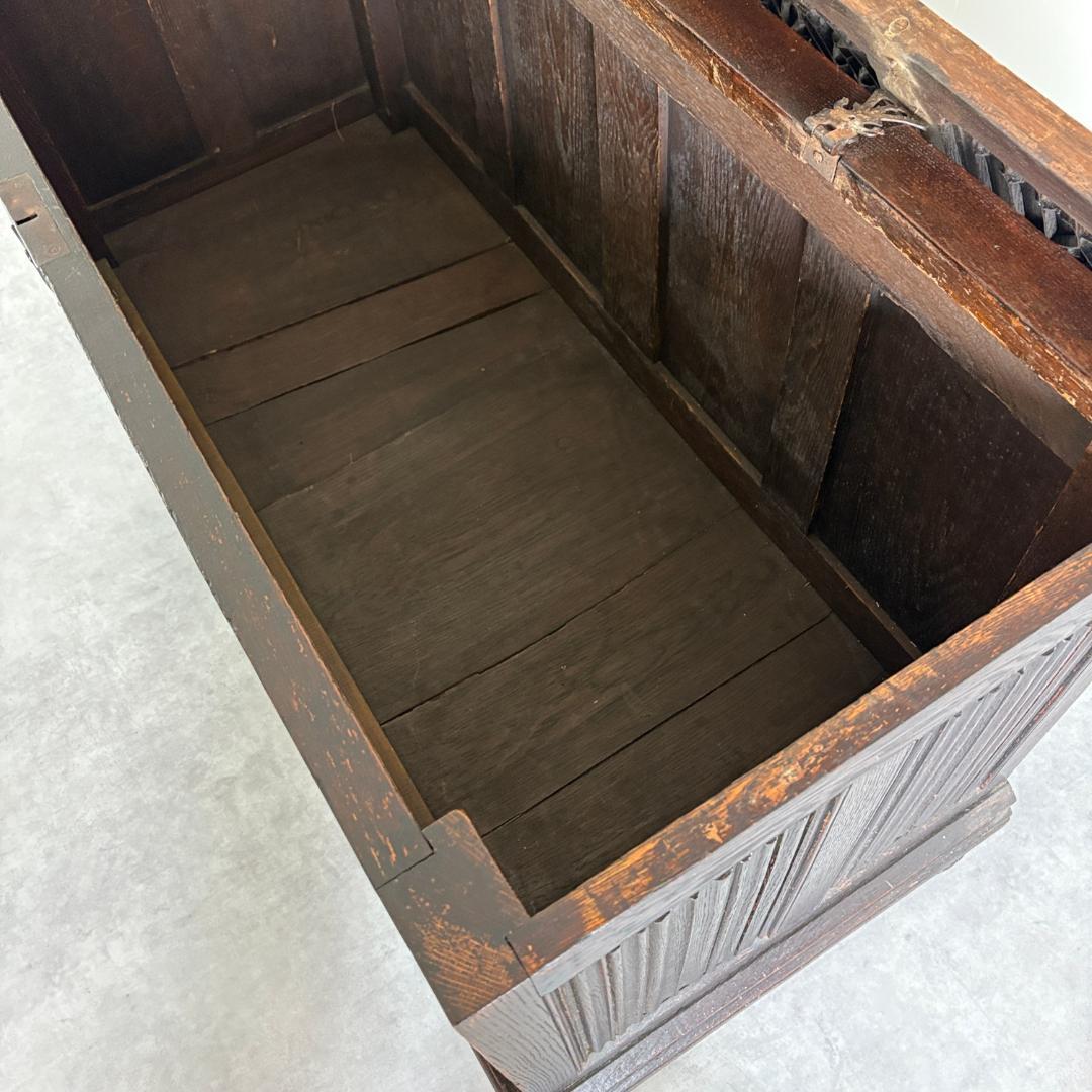 ゴシック様式　リネンフォールド　ブランケットボックス