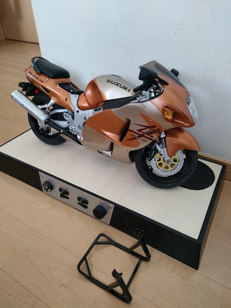 ディアゴスティーニ 1/4 スズキGSX1300R 隼