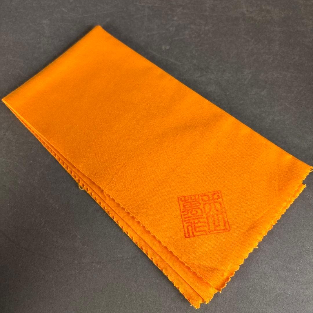 井上萬二　白磁緑釉牡丹彫文　皿　共箱