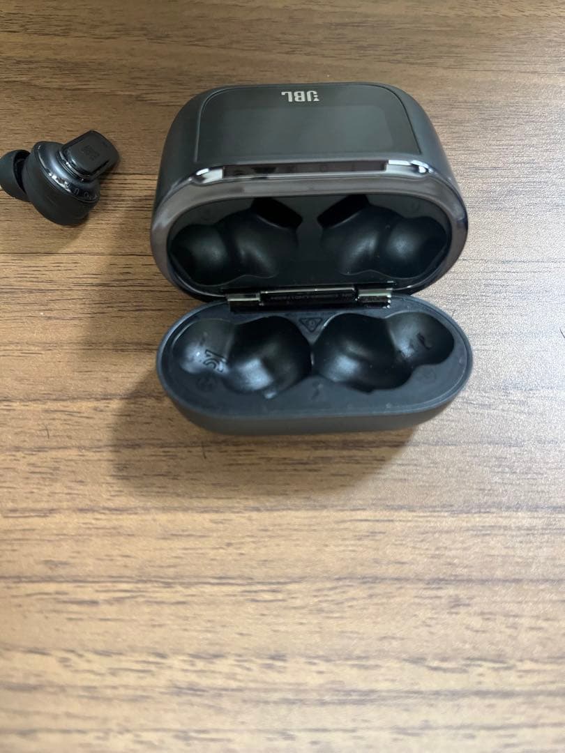 JBL ワイヤレスイヤホン 充電ケース付き ブラック　右耳のみ　箱あり