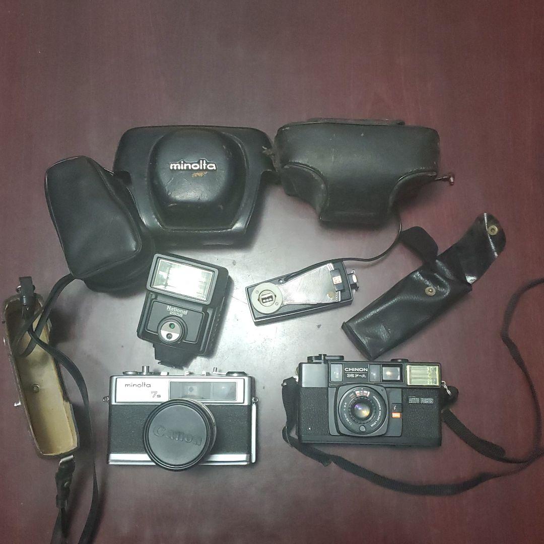 昭和レトロ　カメラ２台　ストロボフラッシュ１台　発光器１台　全てケース付き