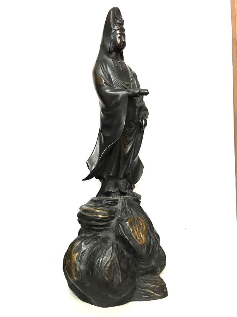 銅製:岩上白衣観世音菩薩立像