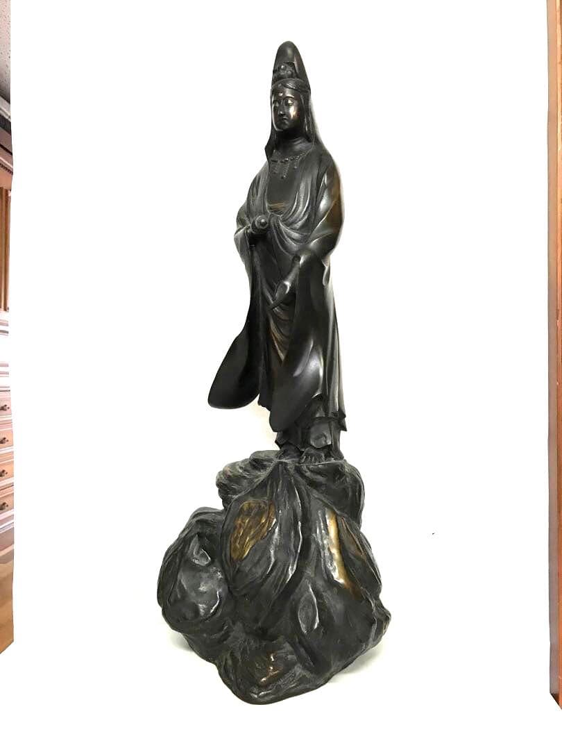 銅製:岩上白衣観世音菩薩立像