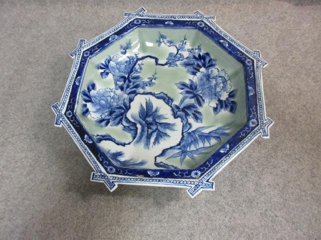 伊万里焼青磁染付牡丹図八角鉢 [B24866]