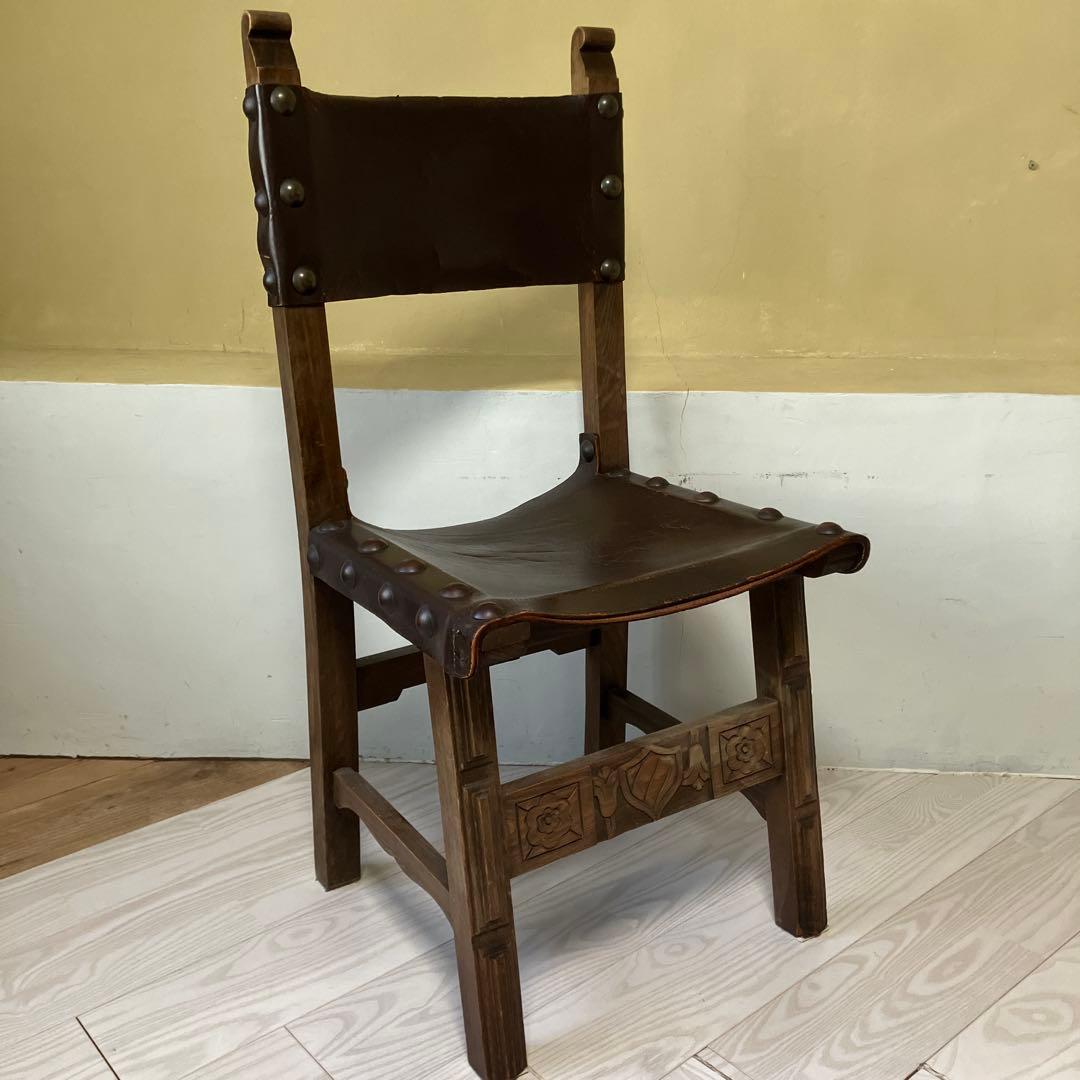 装飾彫刻入りスタッズ付き革椅子イギリスアンティーク本革ヴィンテージ