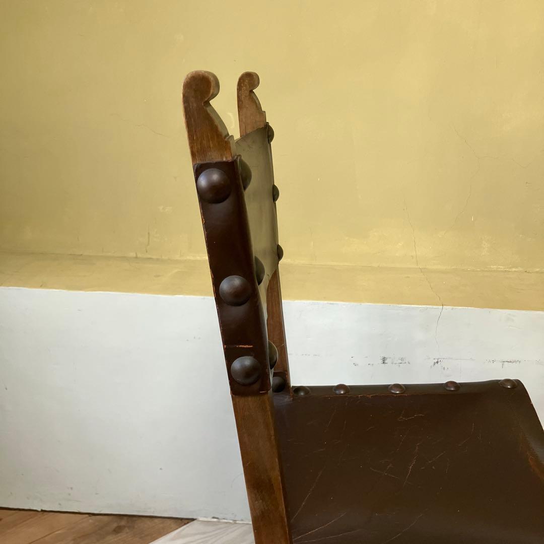 装飾彫刻入りスタッズ付き革椅子イギリスアンティーク本革ヴィンテージ