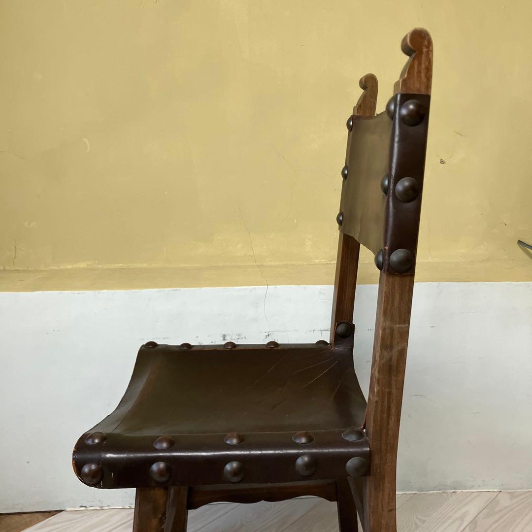 装飾彫刻入りスタッズ付き革椅子イギリスアンティーク本革ヴィンテージ