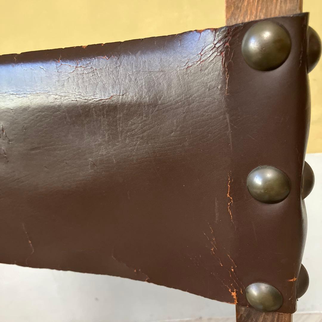 装飾彫刻入りスタッズ付き革椅子イギリスアンティーク本革ヴィンテージ