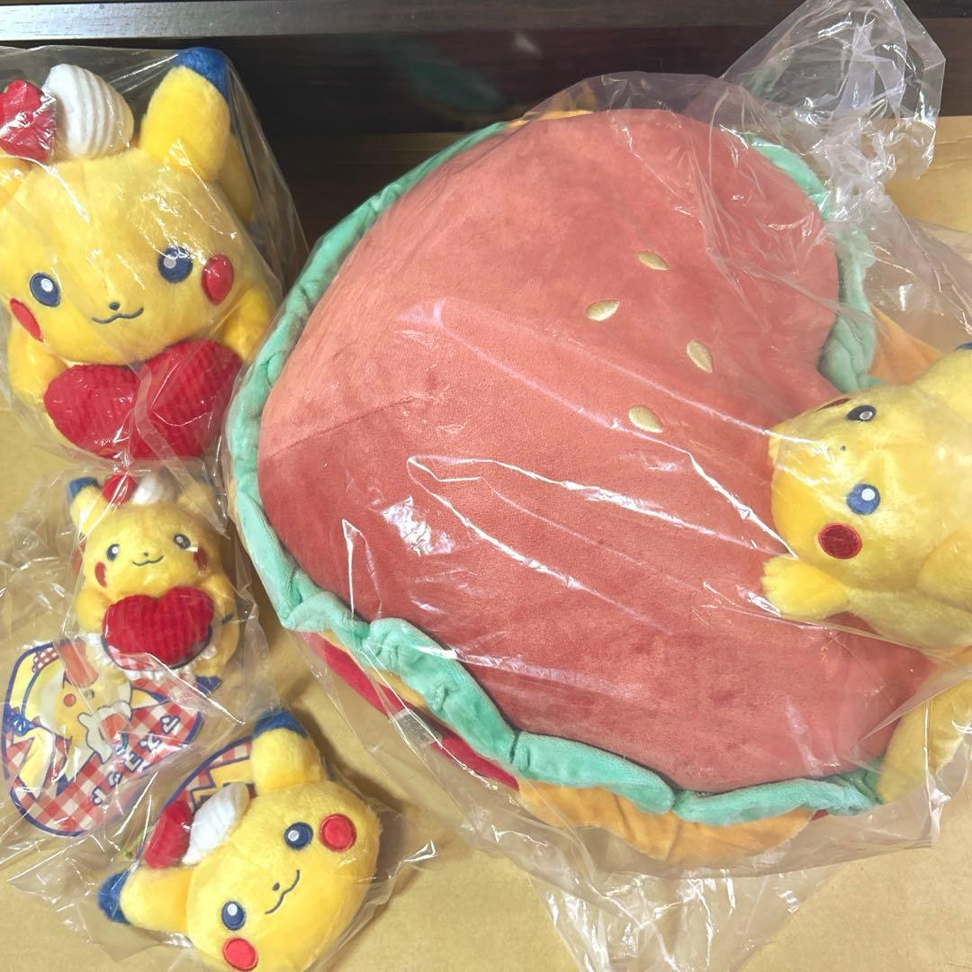 PIKACHU DINER ピカチュウダイナー　クッション　ぬいぐるみ　新品