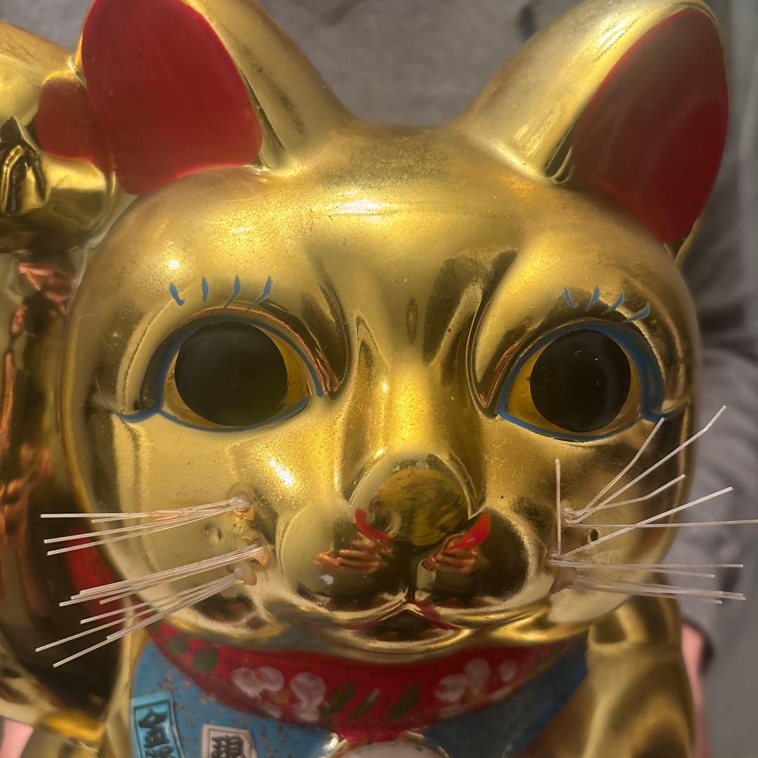 セブンスター様　ヴィンテージ手描きの瞳やまつ毛,前掛けが美しく黄金に輝く招き猫