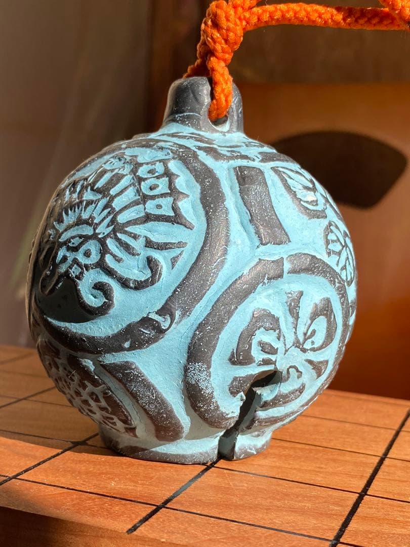 青と黒の彫刻模様の陶器球 土鈴 風鈴