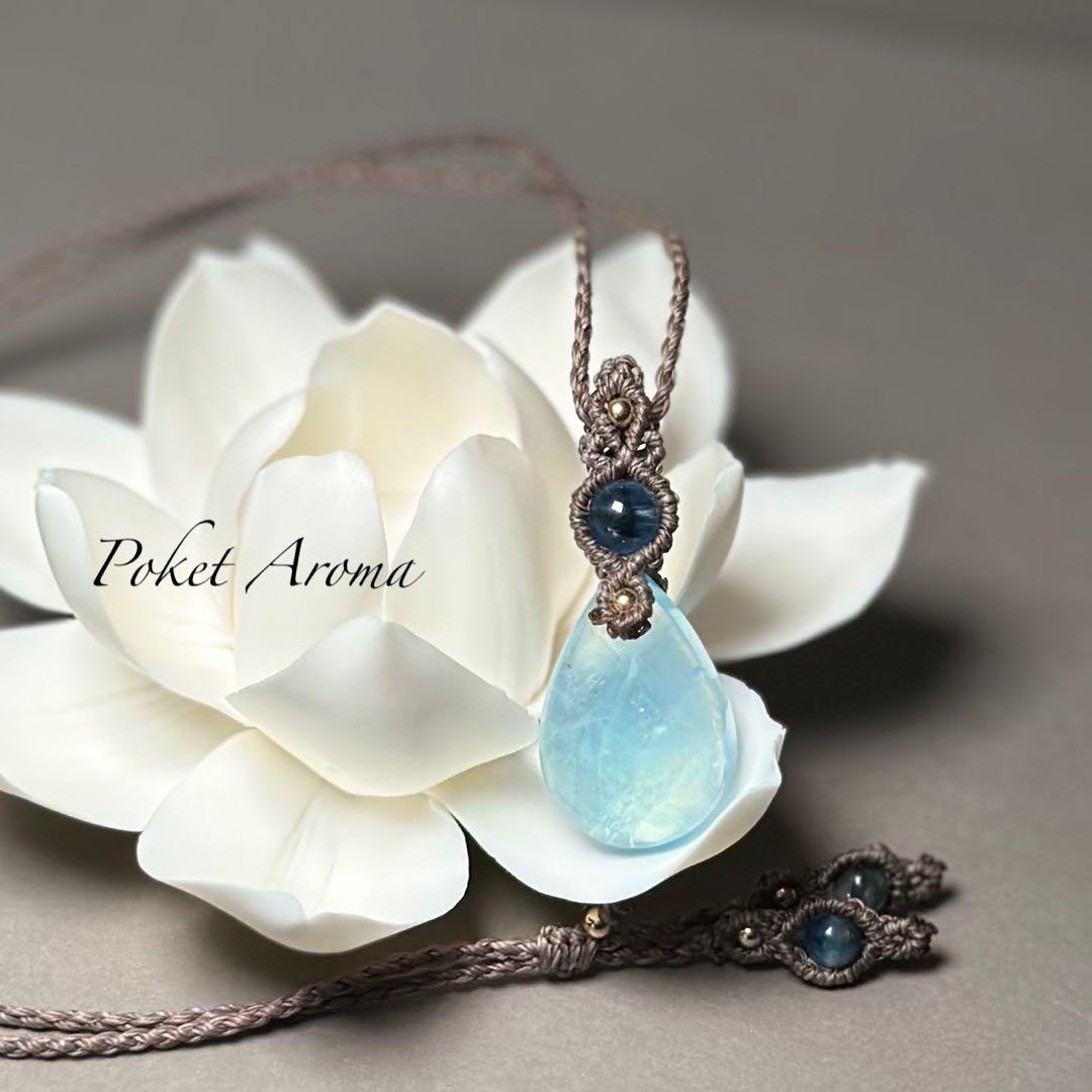 『天海』オーロラシラー入りアクアマリンとブラックアクアマリンのマクラメネックレス