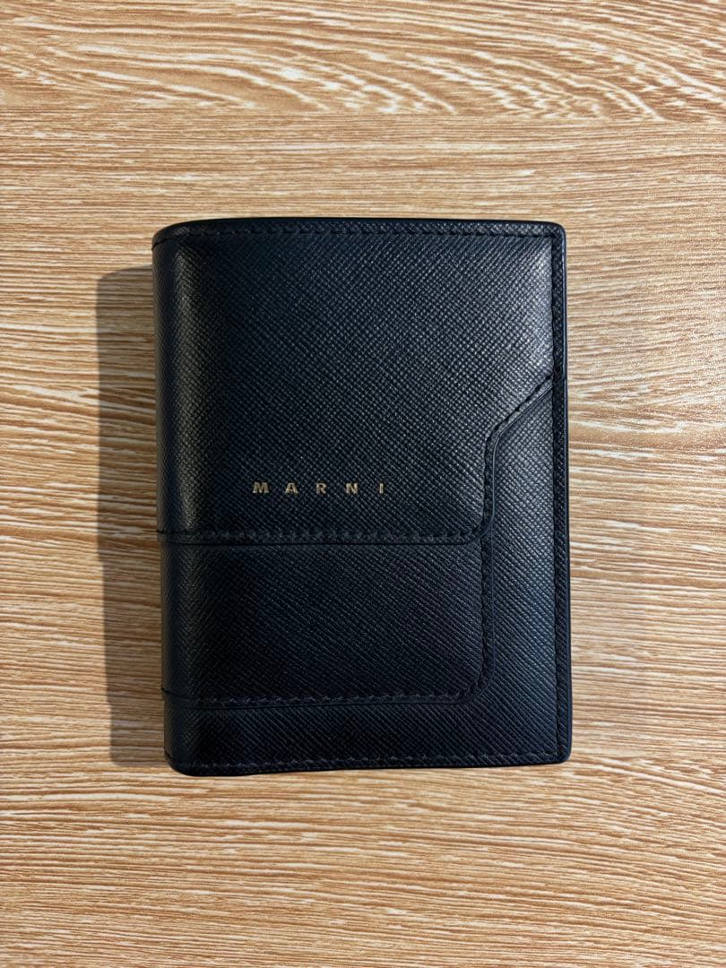 ハ*ミ様 MARNI マル二 トランク サフィアーノ二つ折り財布ブラック