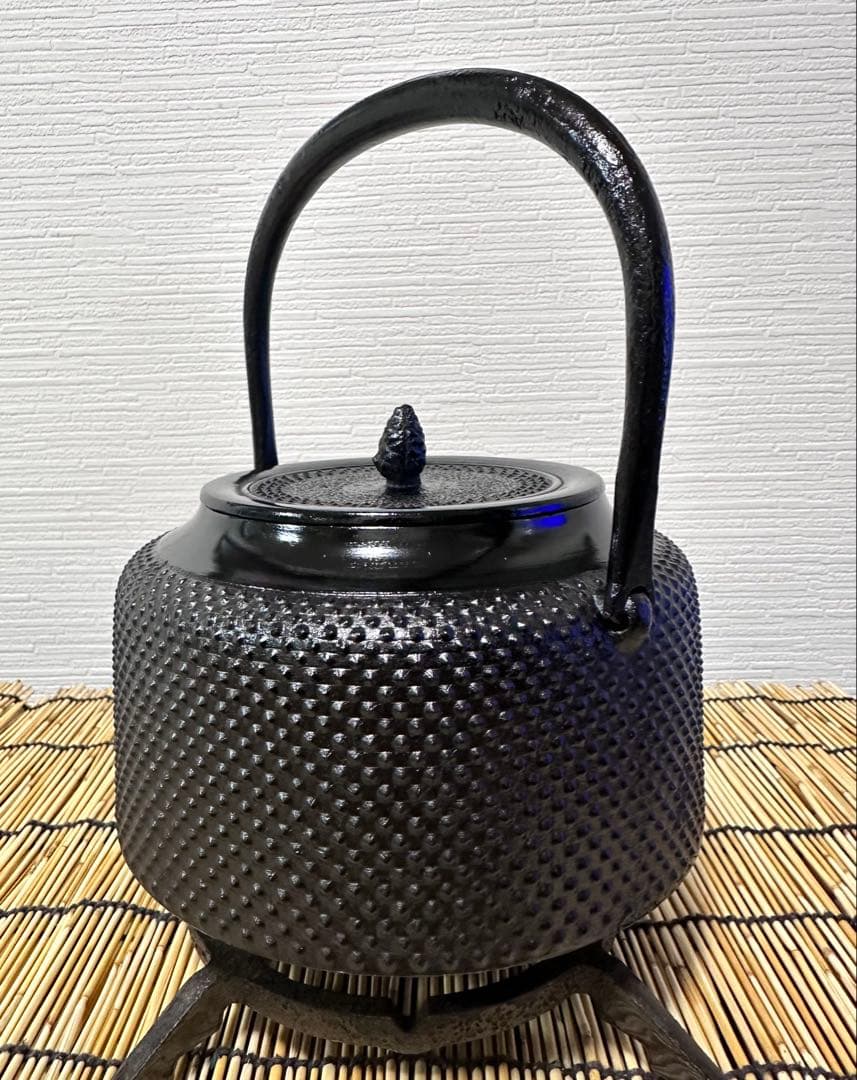 未使用品　成龍堂鋳造所 伝統工芸士 及川　齋（齋峰)造　１８型アラレ　南部鉄瓶
