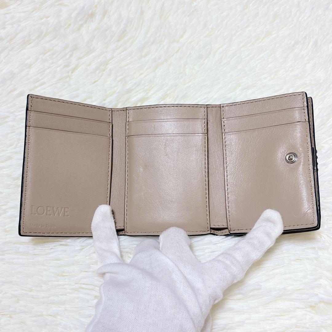 人気カラー✨LOEWE アナグラム トライフォールド ウォレット 三つ折り財布