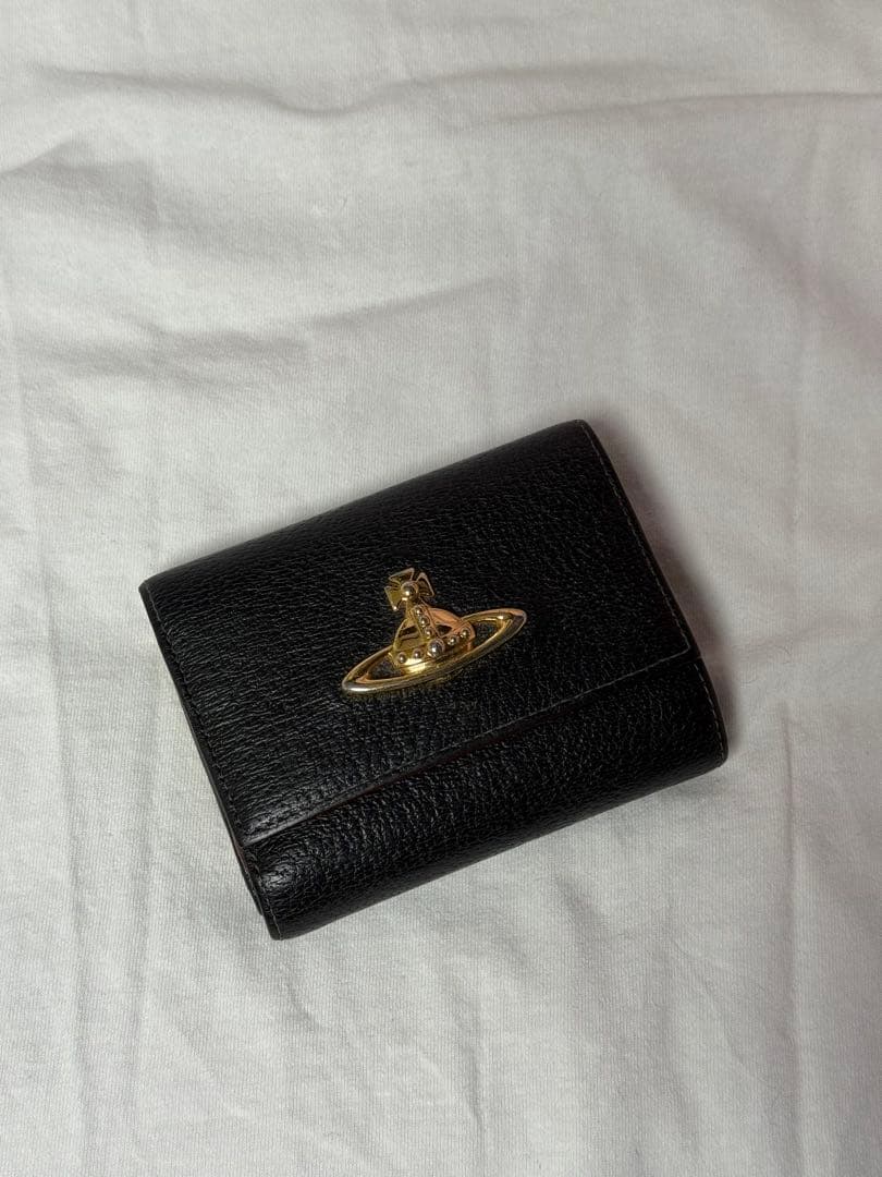 お*ん様 三つ折り財布 黒 レザー 金色ロゴ