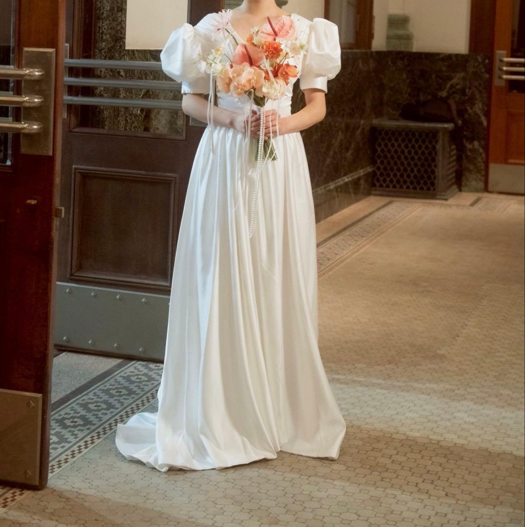 サテン　パフスリーブ　ウエディング　ドレス