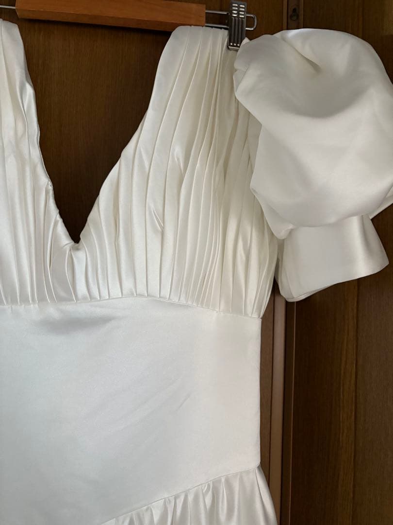 サテン　パフスリーブ　ウエディング　ドレス