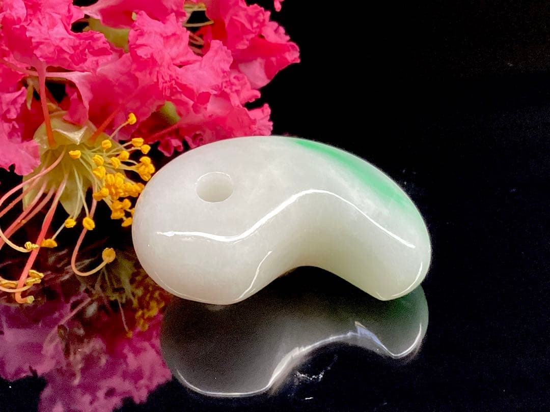 ✳premium一流の勾玉　コレクションレベルです‼️糸魚川翡翠淡いラベンダー入り