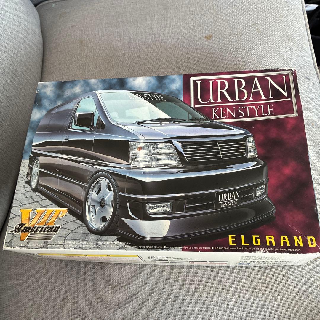 青木ELGRAND URBAN KEN STYLE 1/24 プラモデル