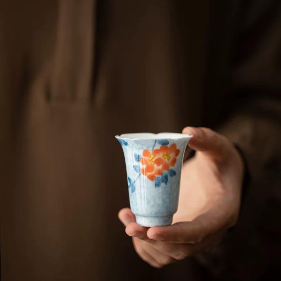 青とオレンジの花模様の陶器カップ