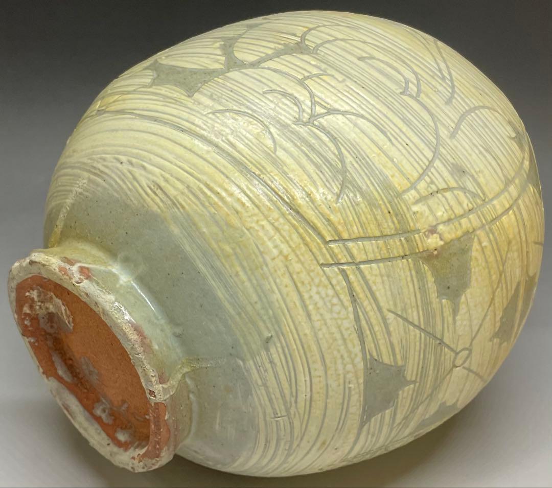 李朝　粉青沙器　扁壺　牡丹文　y023