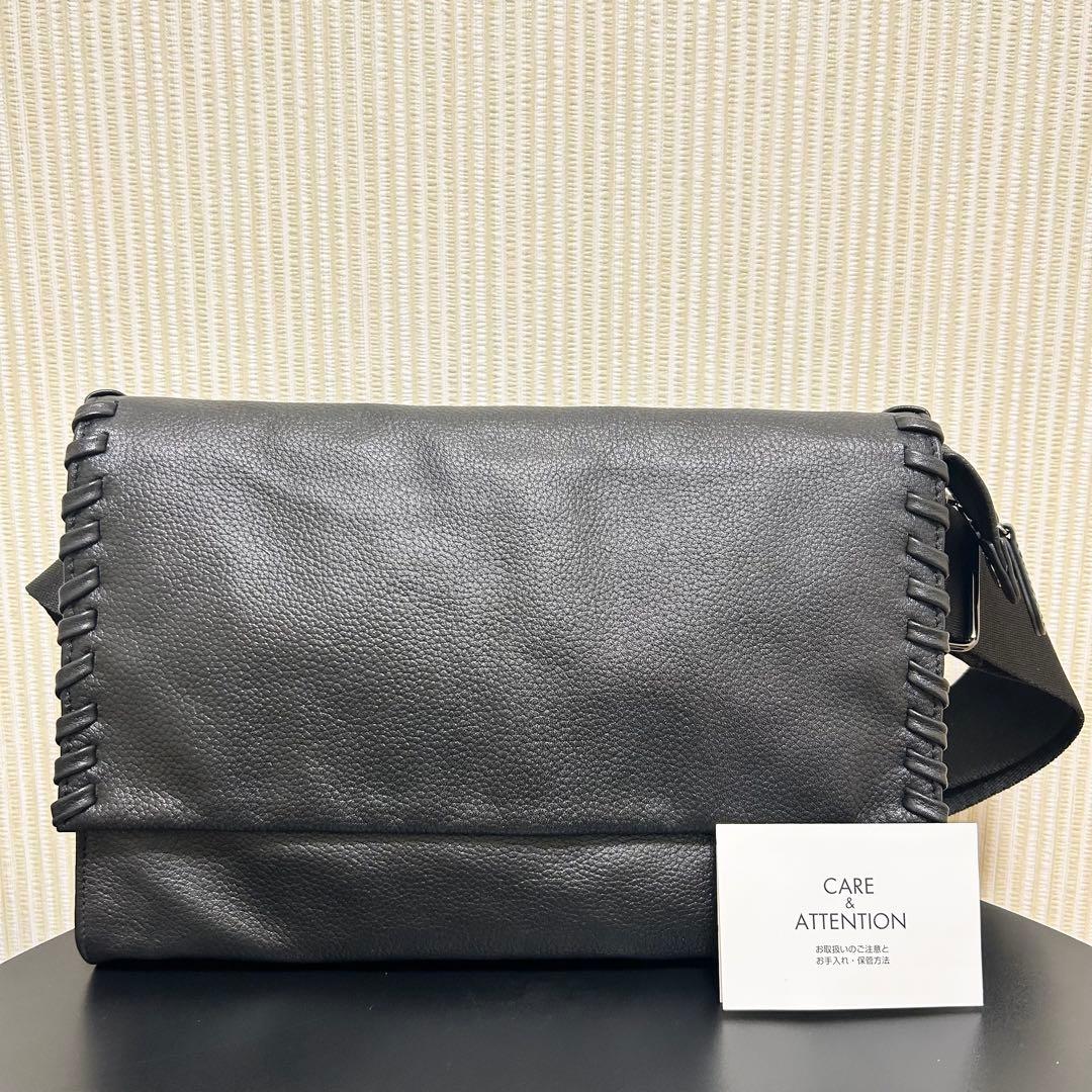 イアパピヨネ　ワイドテープショルダーバッグ　黒 編み込みデザイン