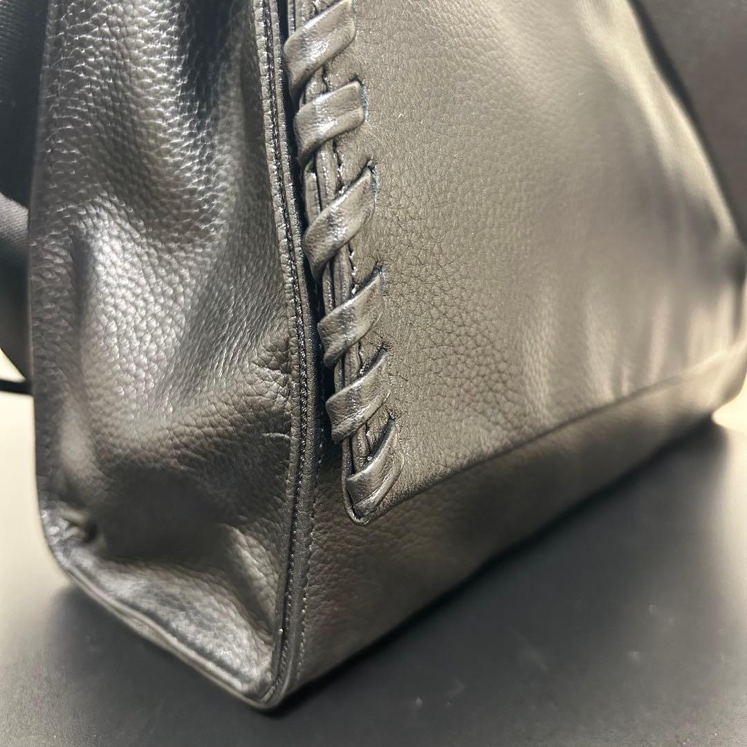 イアパピヨネ　ワイドテープショルダーバッグ　黒 編み込みデザイン