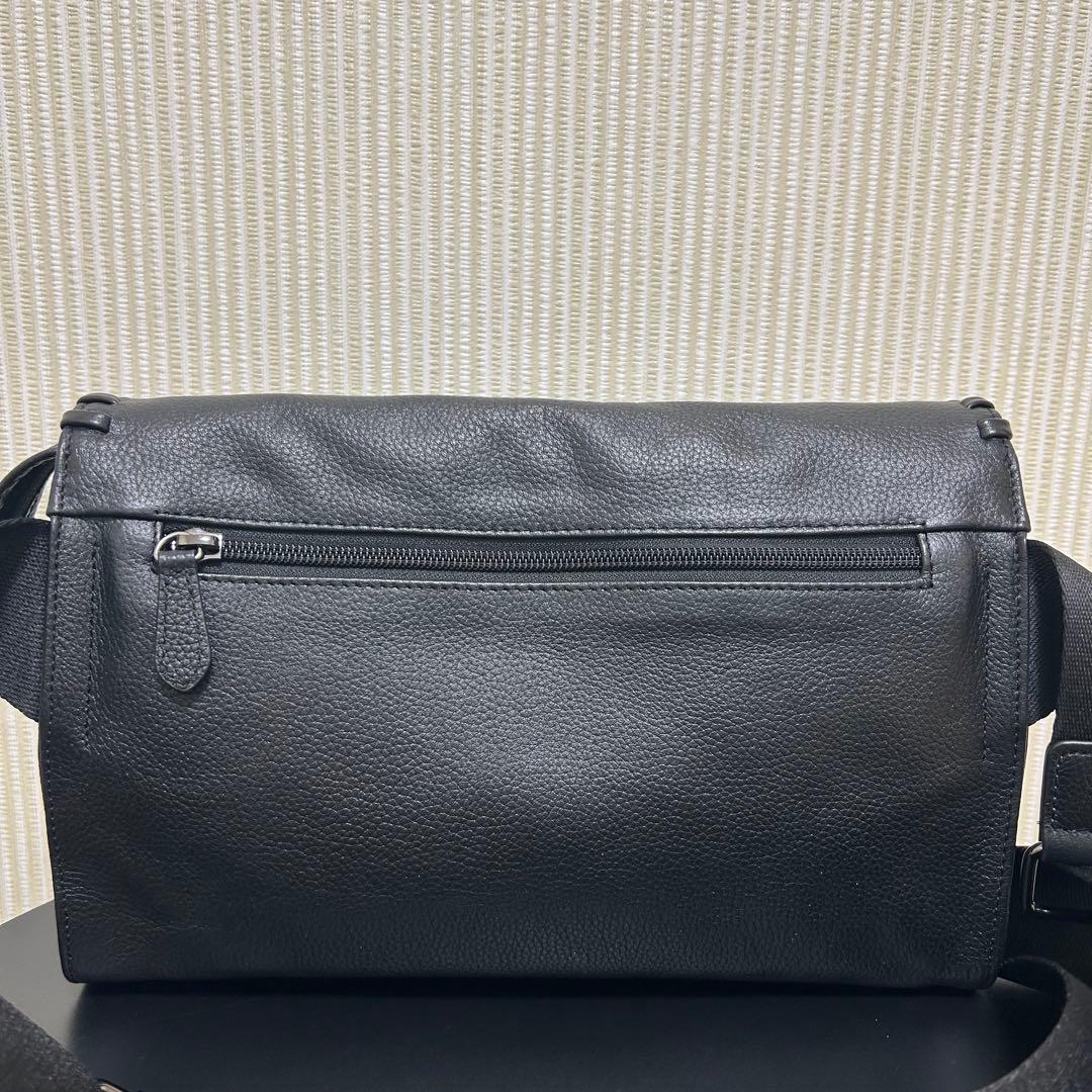 イアパピヨネ　ワイドテープショルダーバッグ　黒 編み込みデザイン