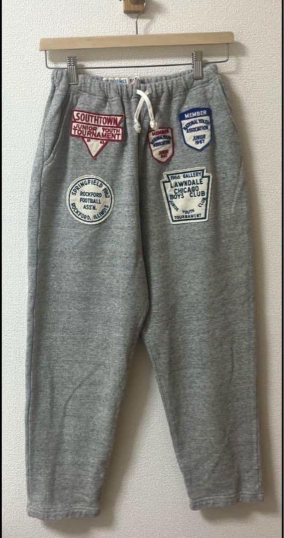 DENIMDUNGAREE デニムアンドダンガリー　ワッペンスウェットパンツ01