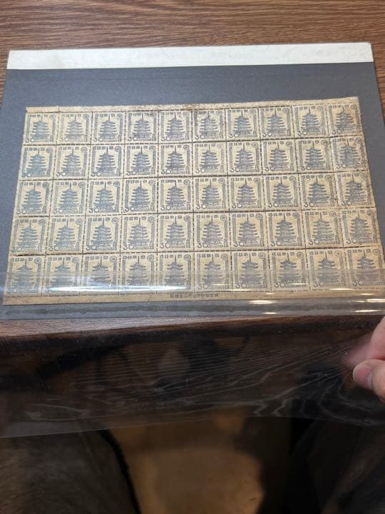 戦後昭和21年民間発行の平山切手法隆寺五重塔の50枚シート、やや傷みがあります。