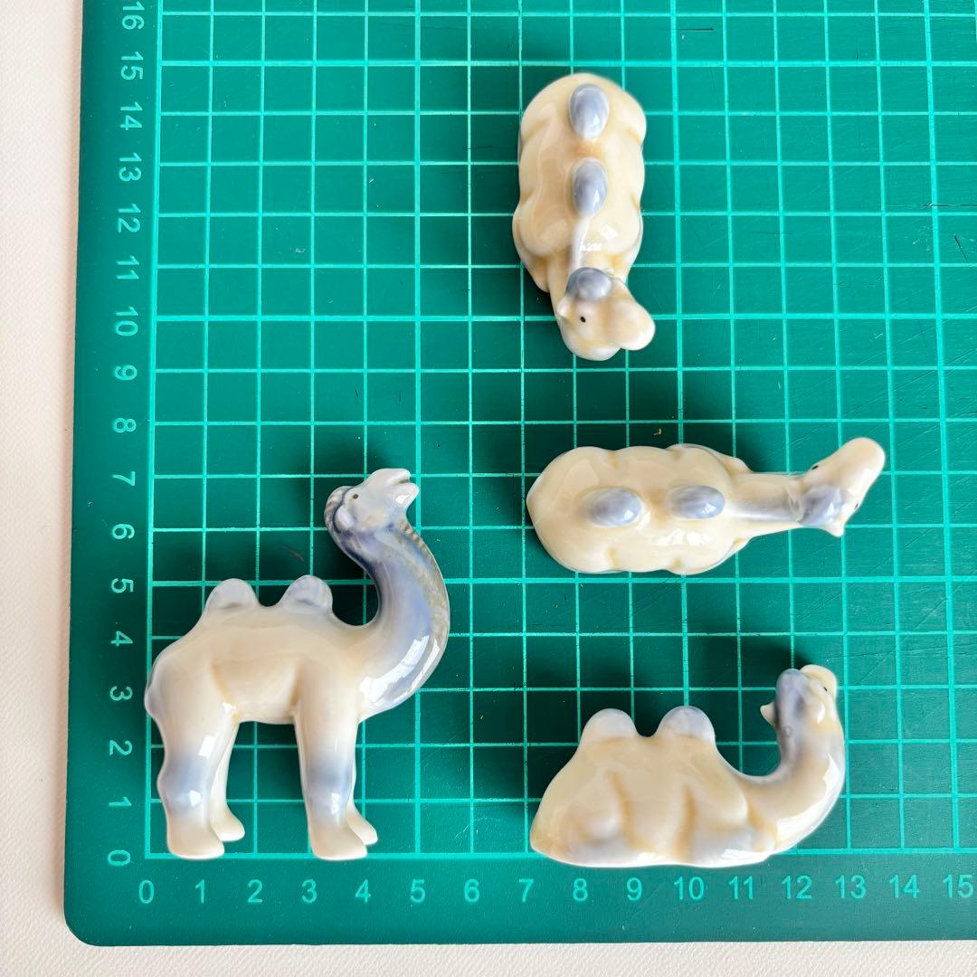 キャメルの陶器置物セット