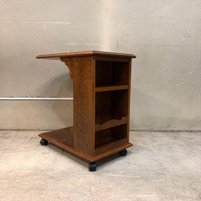 カントリーハウスのサイドテーブルワゴン