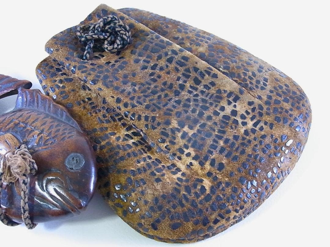 【 E719 】 コレクター放出品　明治時代～大正時代　アイヌ玉魚根付皮提げ袋