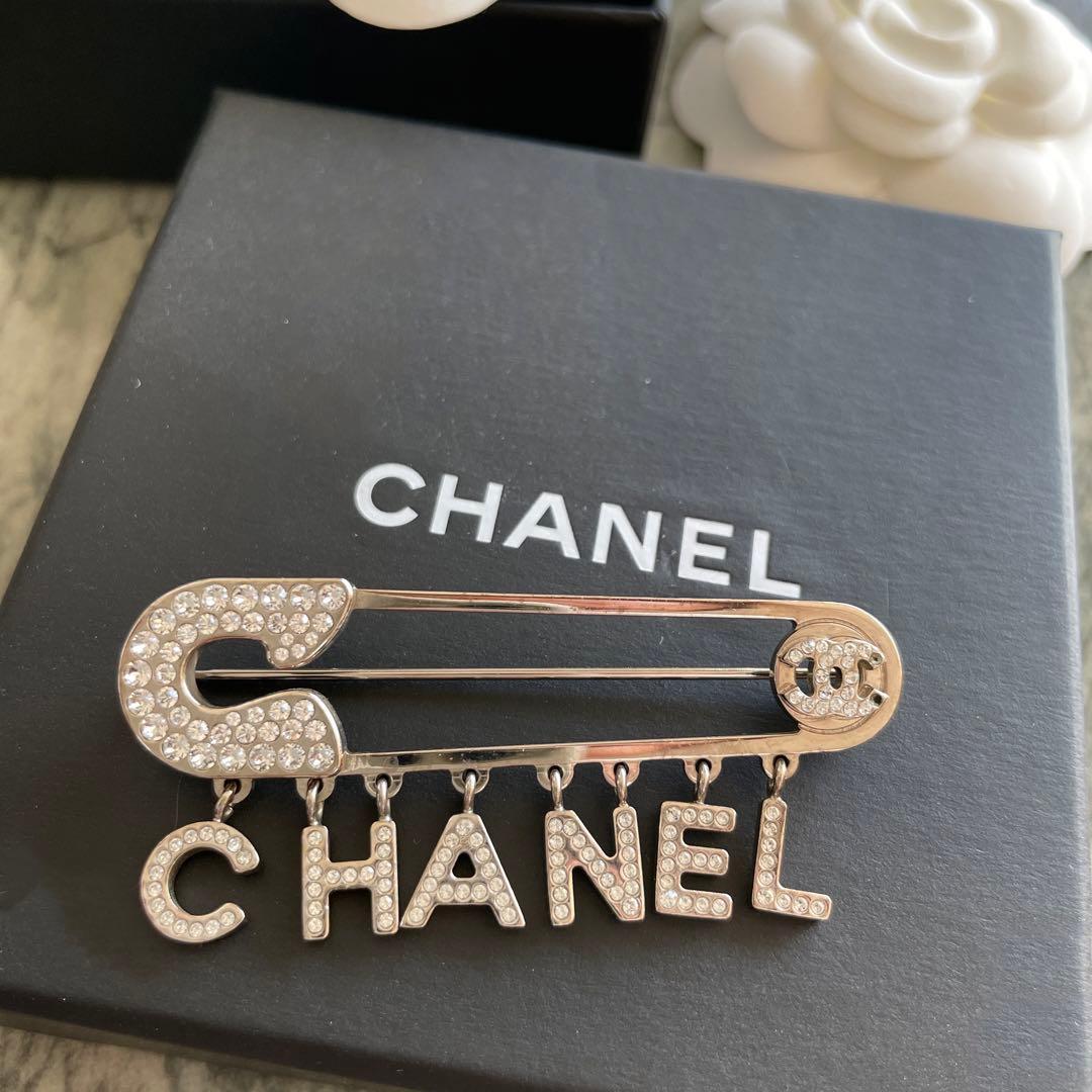 最終SALE!! CHANEL 希少ピンブローチCHANELロゴ used