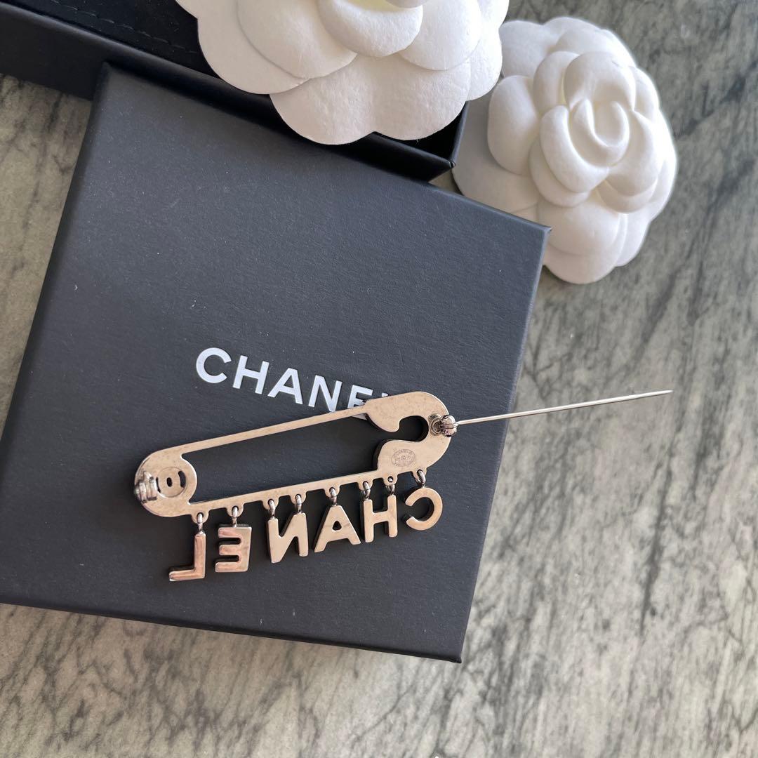 最終SALE!! CHANEL 希少ピンブローチCHANELロゴ used
