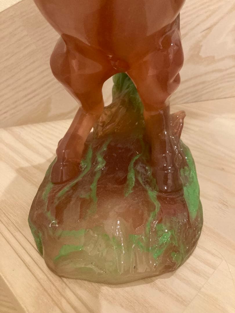 希少　馬の彫刻 赤と緑のグラデーション