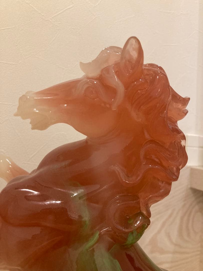 希少　馬の彫刻 赤と緑のグラデーション