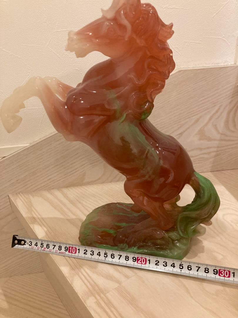 希少　馬の彫刻 赤と緑のグラデーション