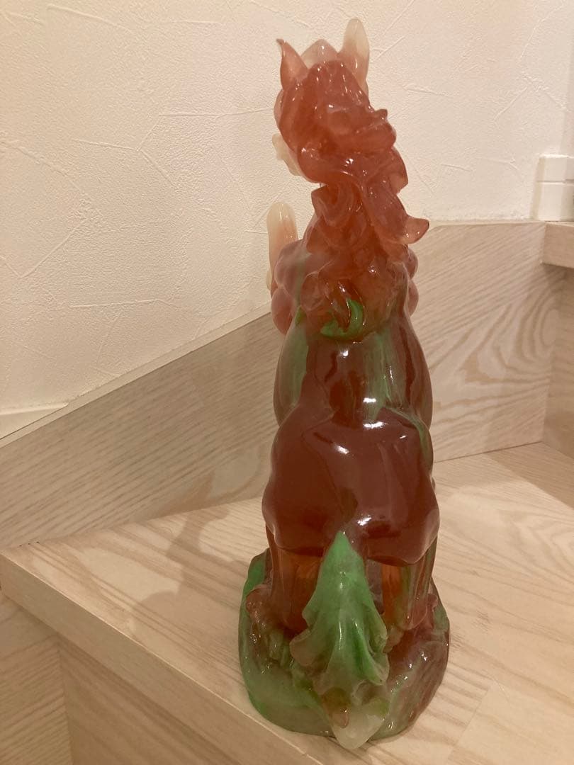 希少　馬の彫刻 赤と緑のグラデーション