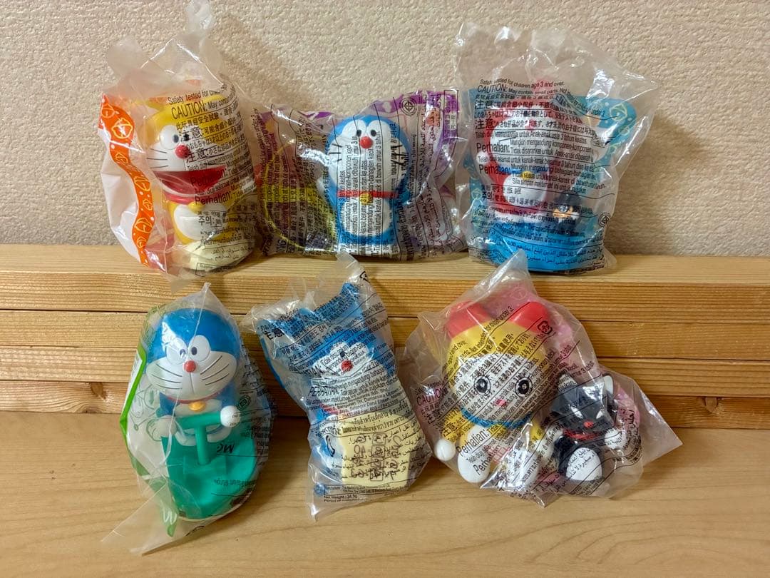 ドラえもん　フィギュア映画　コレクション　ペットボトルキャップ　キーホルダー