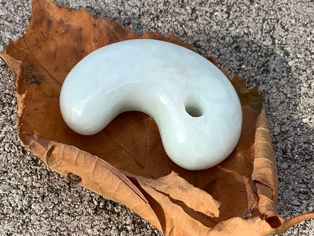 ✳お値段ご遠慮なく‼️高価糸魚川翡翠氷アイスジェイド勾玉　極上物　機械鑑定付本物‼️