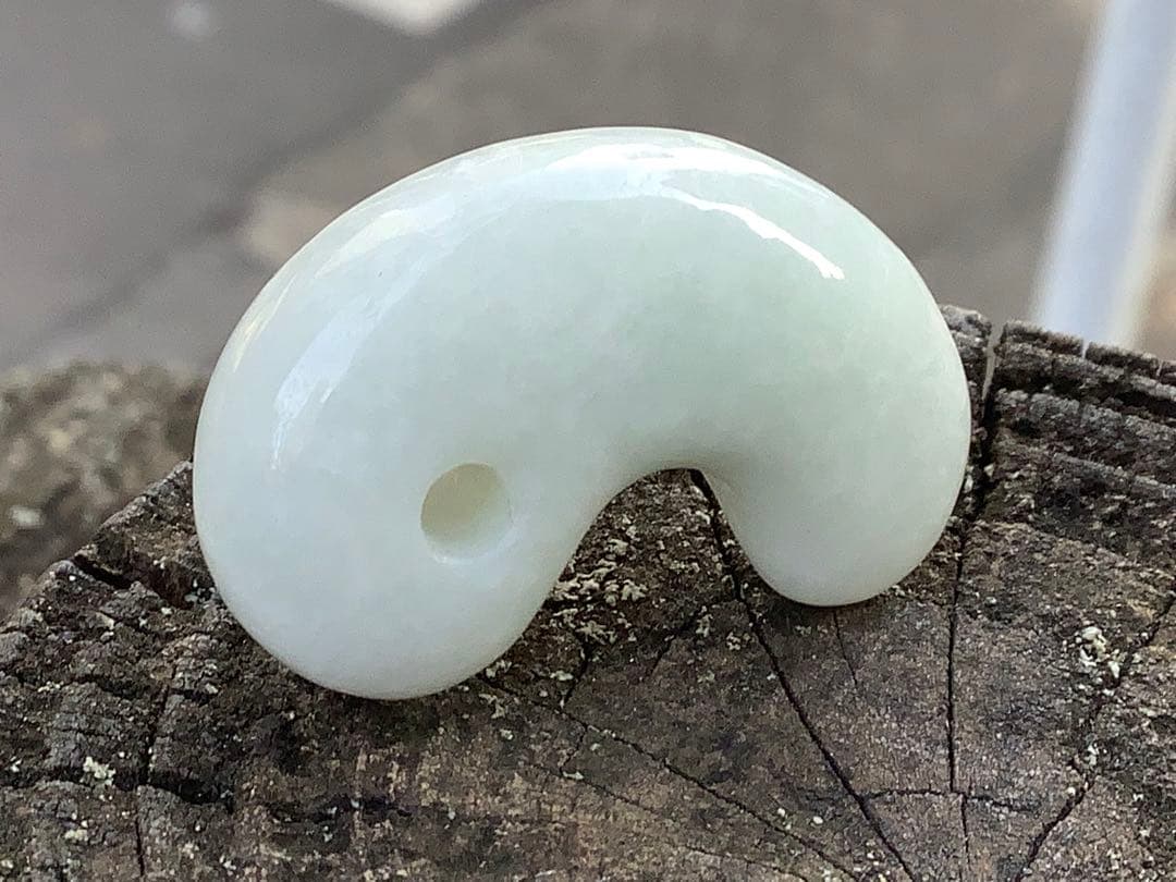 ✳お値段ご遠慮なく‼️高価糸魚川翡翠氷アイスジェイド勾玉　極上物　機械鑑定付本物‼️