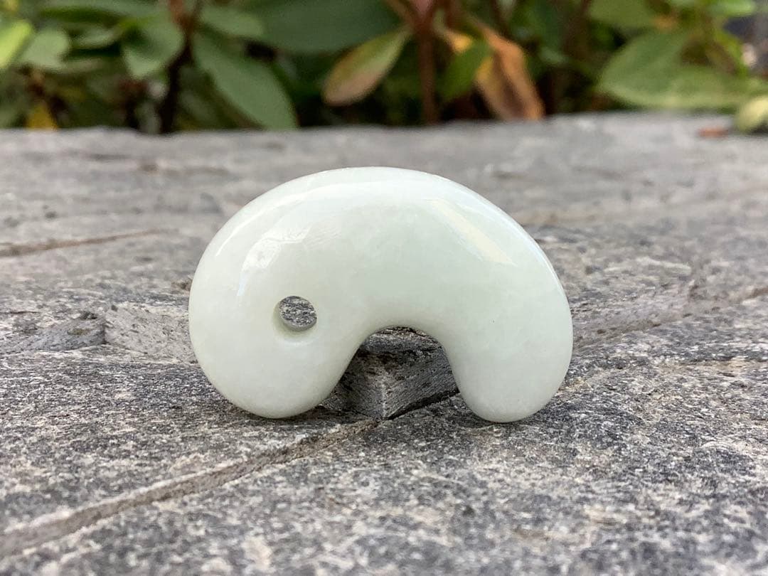 ✳お値段ご遠慮なく‼️高価糸魚川翡翠氷アイスジェイド勾玉　極上物　機械鑑定付本物‼️