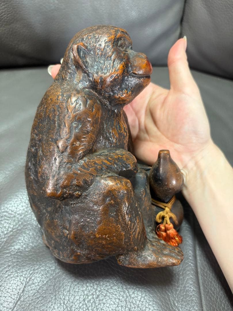 瓢箪を持つ猿　置物